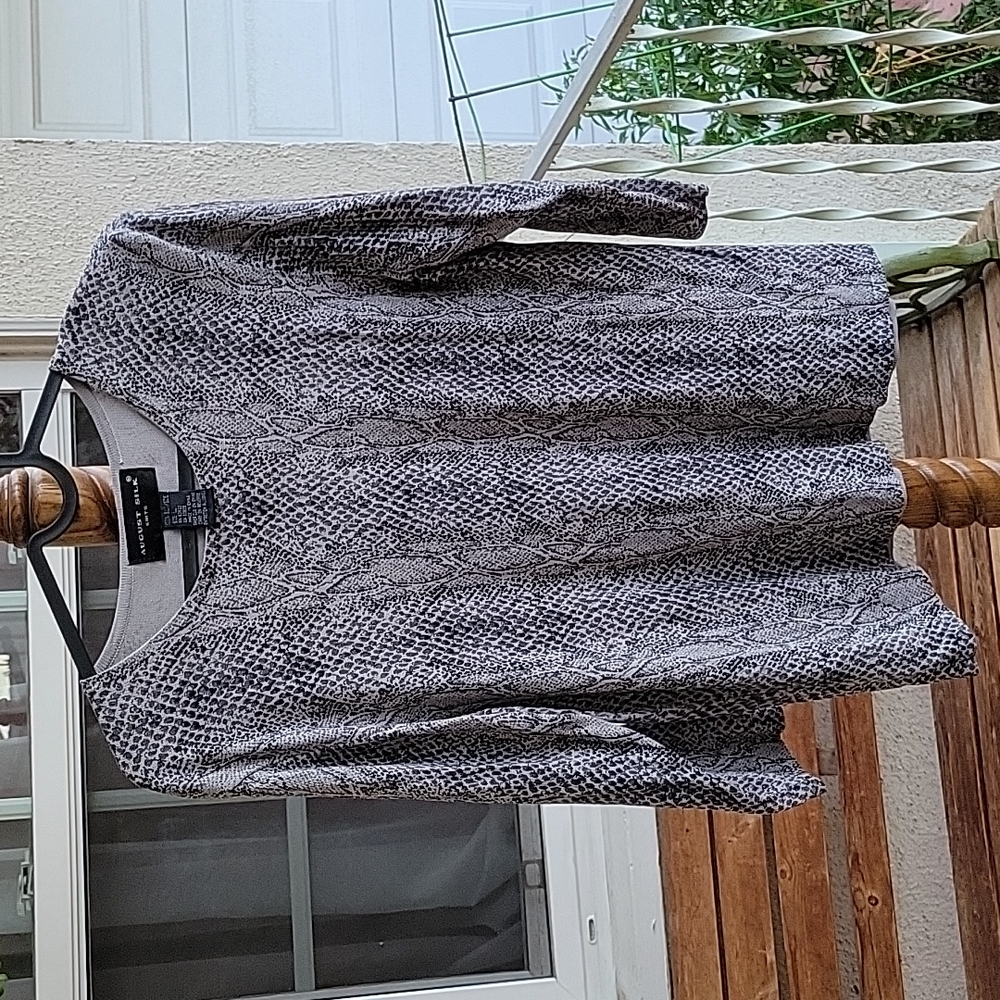Long Sleave blouse. August silk knits. Very good condition. Size L petite.